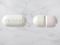 Close up of Vicodin 5-500 mg tablet